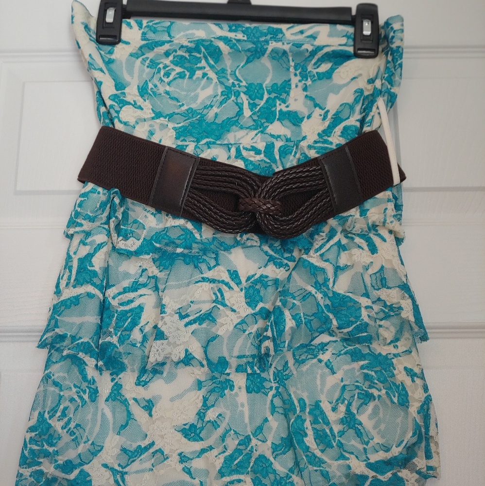 Strapless detailed top with brown belt